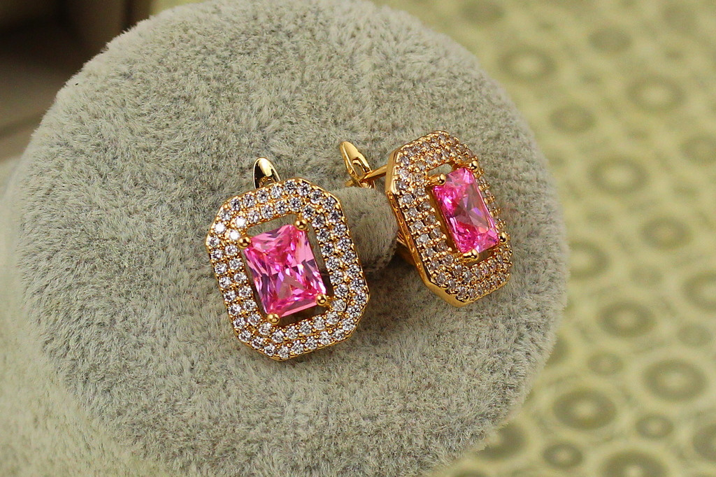 Серьги Xuping Jewelry эхо с розовым камнем 1,7 см золотистые