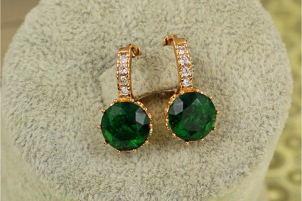 Сережки Xuping Jewelry з великим зеленим каменем і круглою застібкою 2 см золотисті