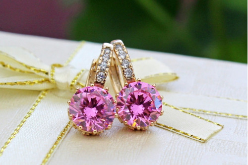 Сережки Xuping Jewelry з великим рожевим каменем і круглою застібкою 2 см золотисті