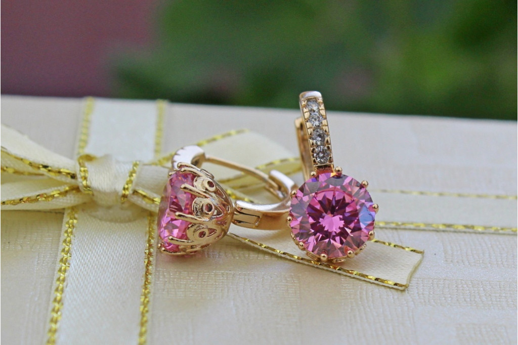 Сережки Xuping Jewelry з великим рожевим каменем і круглою застібкою 2 см золотисті