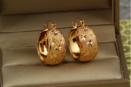 Серьги кольца Хuping Jewelry широкие шагреневые со звездочками 2,5 см золотистые