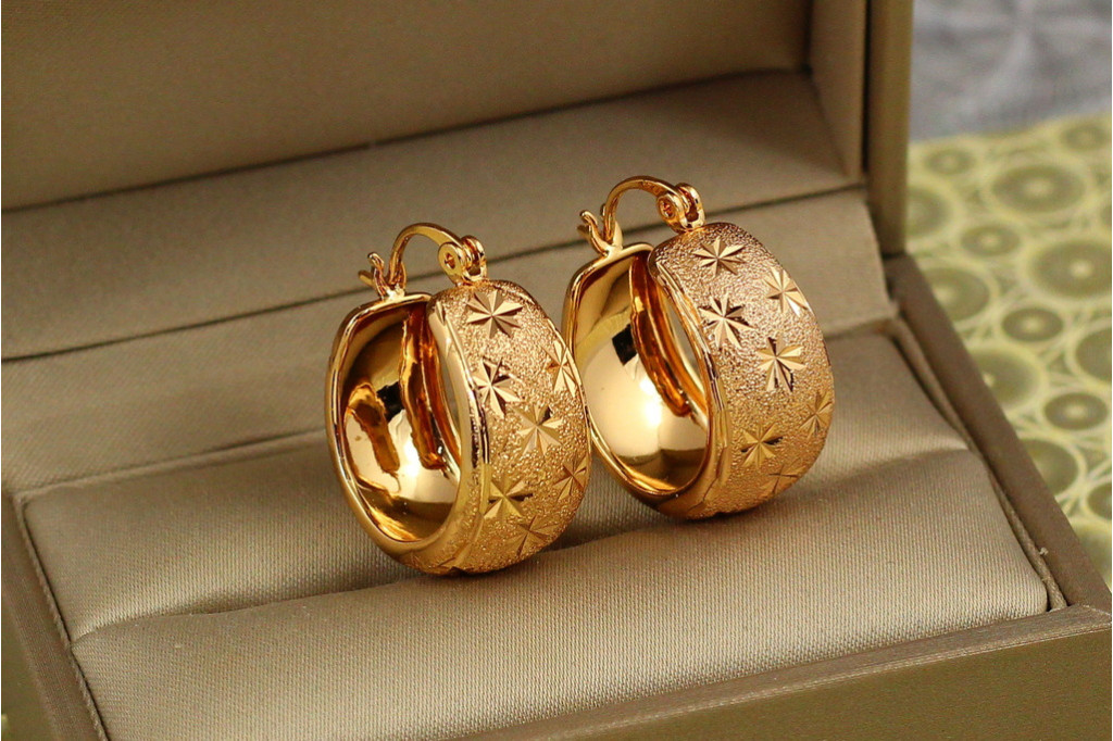 Серьги кольца Хuping Jewelry широкие шагреневые со звездочками 2,5 см золотистые