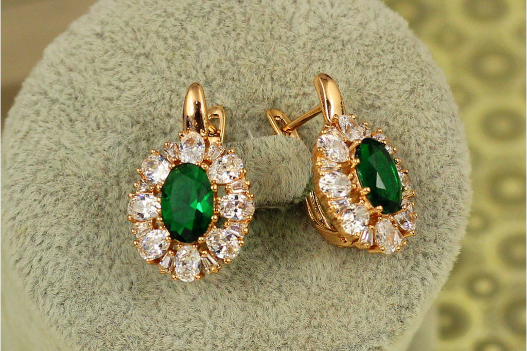 Сережки Xuping Jewelry циннія із зеленим каменем 2,3 см золотисті