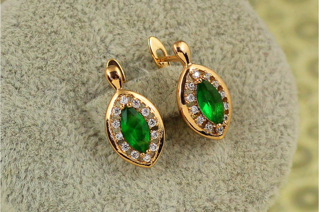 Серьги Xuping Jewelry маркиз с зеленым камнем в ободке 1,7 см золотистые