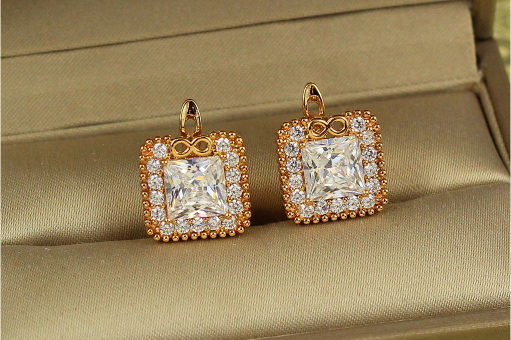 Серьги Xuping Jewelry вечность с белым камнем 1,3 см золотистые