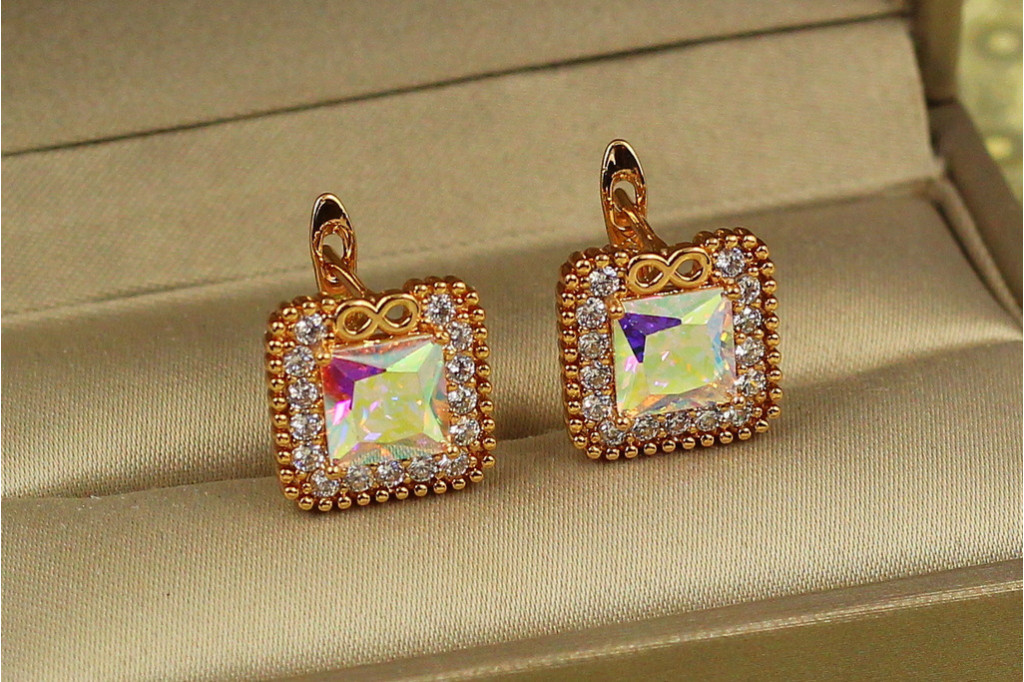 Серьги Xuping Jewelry вечность с камнем хамелеон 1,3 см золотистые
