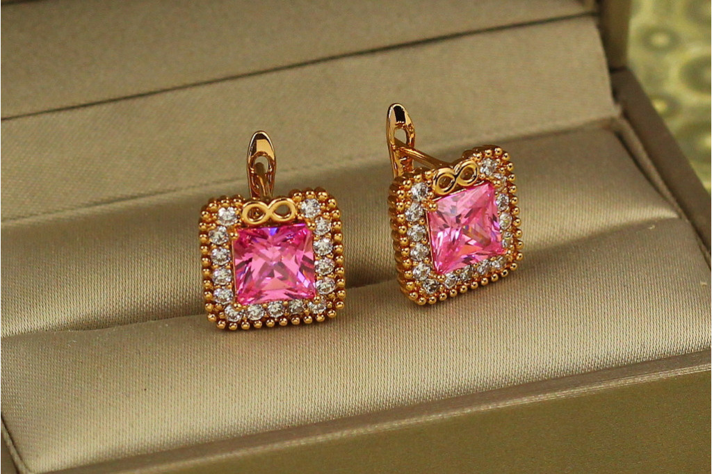 Серьги Xuping Jewelry вечность с розовым камнем 1,3 см золотистые