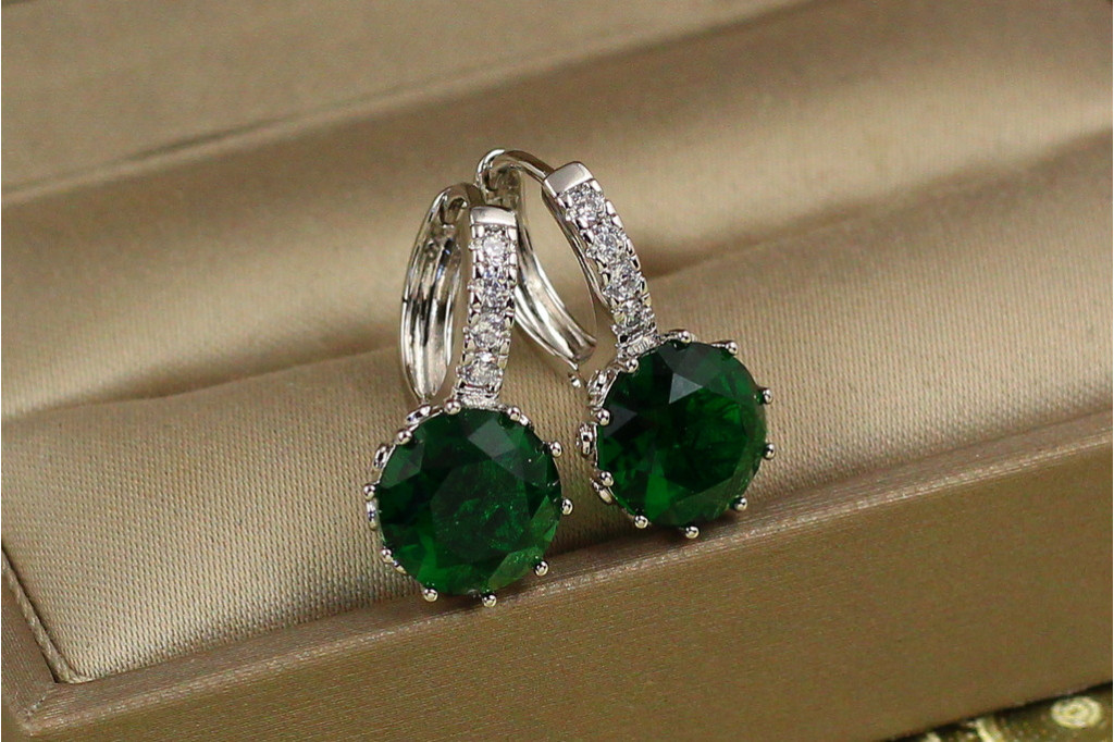 Сережки Xuping Jewelry з великим зеленим каменем і круглою застібкою 2 см сріблясті