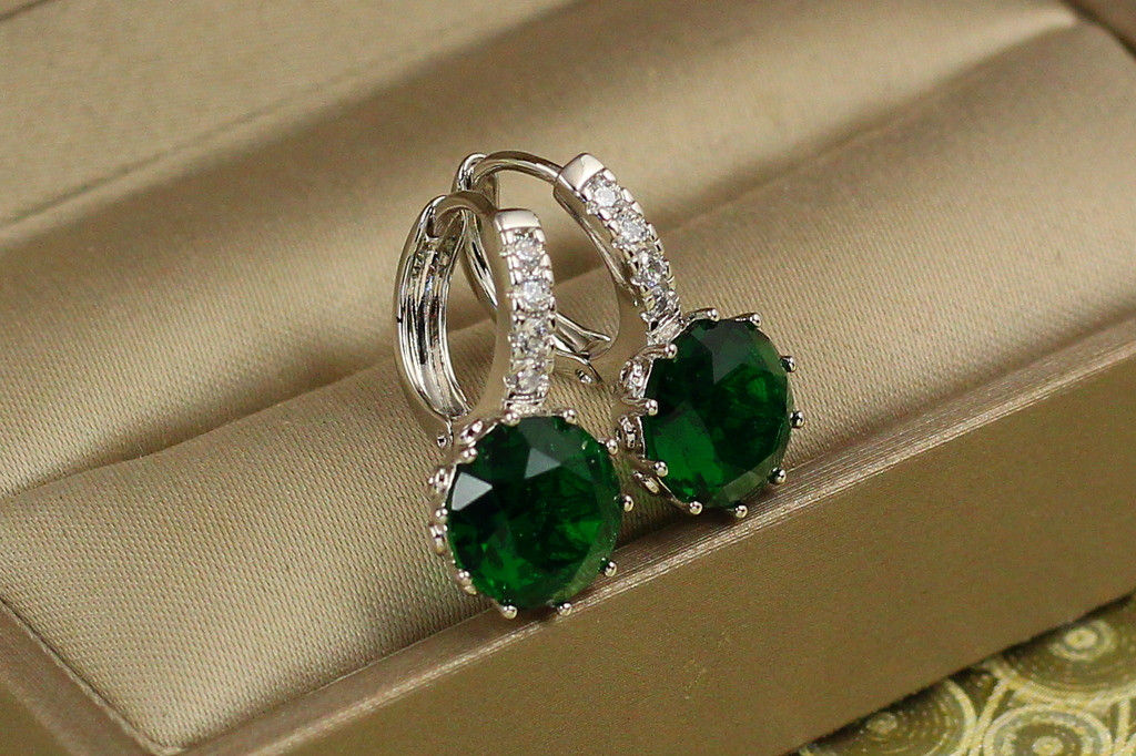 Сережки Xuping Jewelry з великим зеленим каменем і круглою застібкою 2 см сріблясті