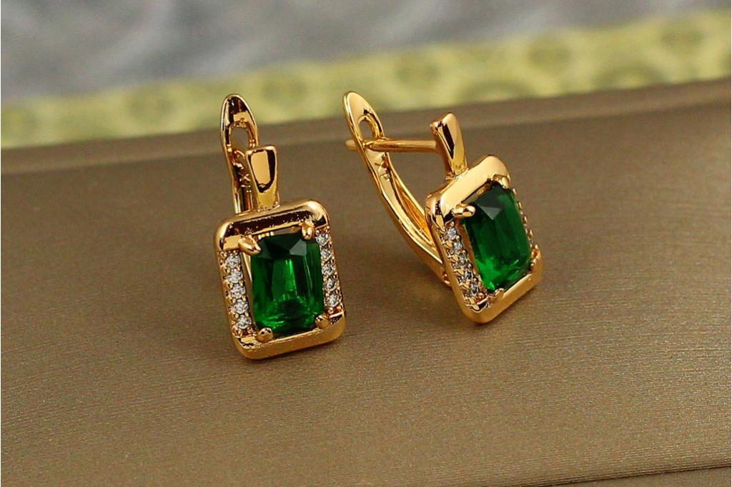 Серьги Xuping Jewelry фейлетон с зеленым камнем 1,5 см золотистые