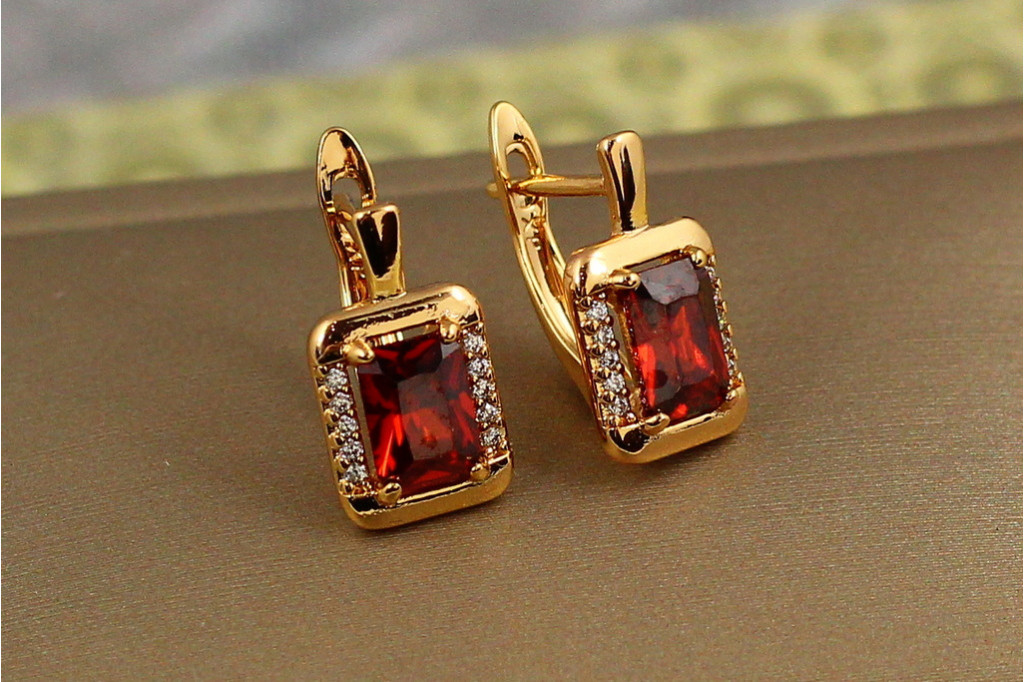 Серьги Xuping Jewelry фейлетон с красным камнем 1,5 см золотистые