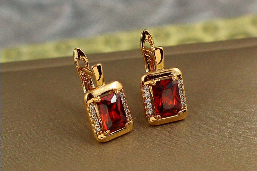 Серьги Xuping Jewelry фейлетон с красным камнем 1,5 см золотистые