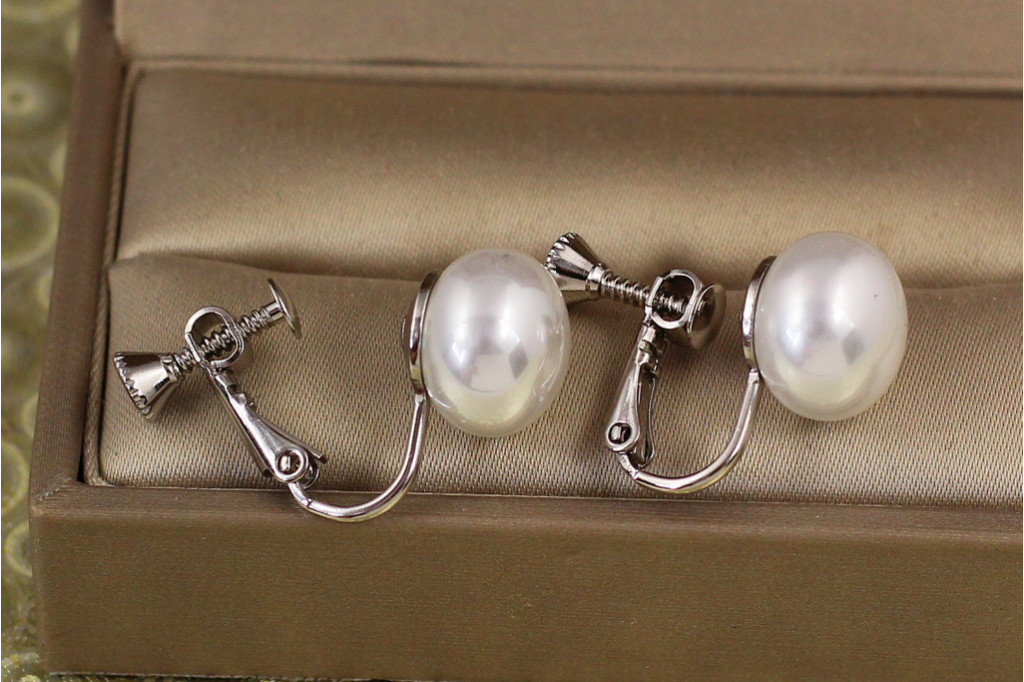 Серьги клипсы Xuping Jewelry шарики белый перламутр 1,6 см серебристые