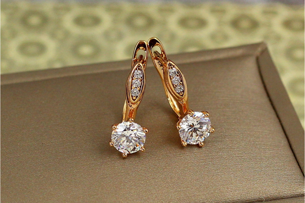 Серьги Xuping Jewelry соло с белым камнем 1,7 см золотистые