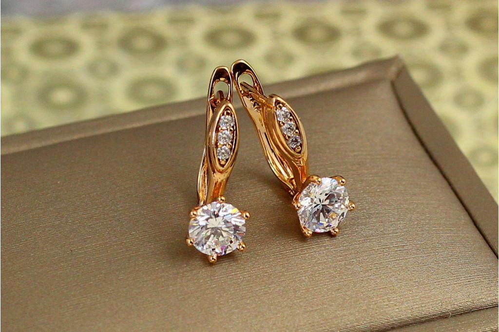 Серьги Xuping Jewelry соло с белым камнем 1,7 см золотистые