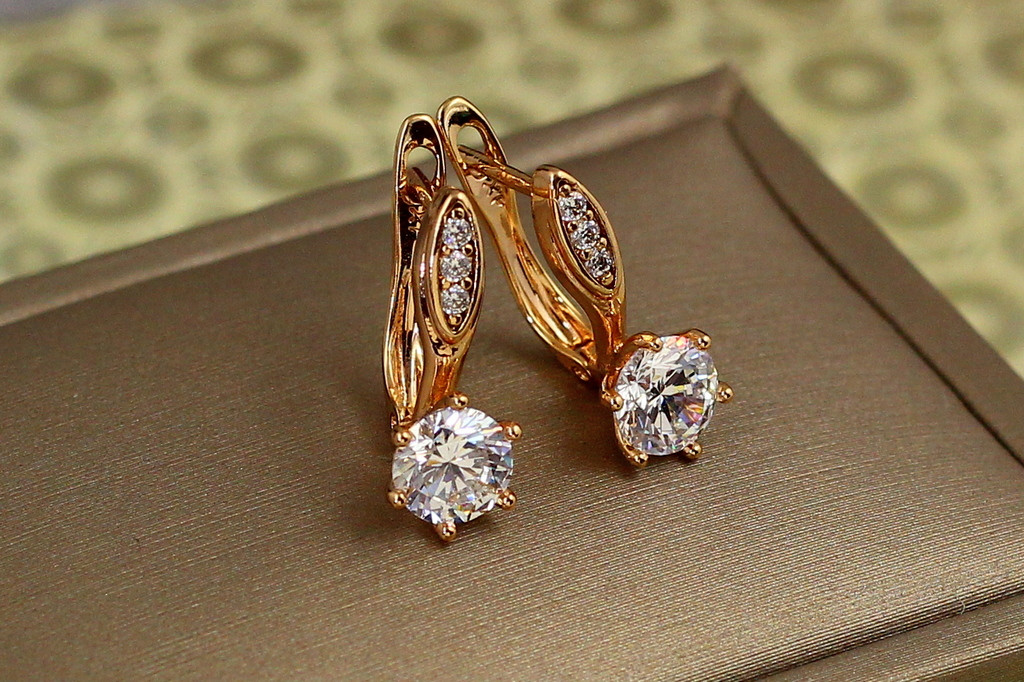 Серьги Xuping Jewelry соло с белым камнем 1,7 см золотистые