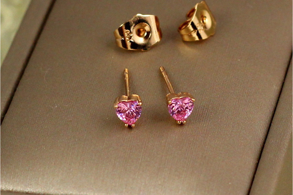 Серьги гвоздики Xuping Jewelry сердечки с розовыми камешками 4 мм золотистые