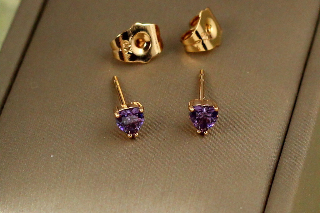 Серьги гвоздики Xuping Jewelry сердечки с фиолетовыми камешками 4 мм золотистые
