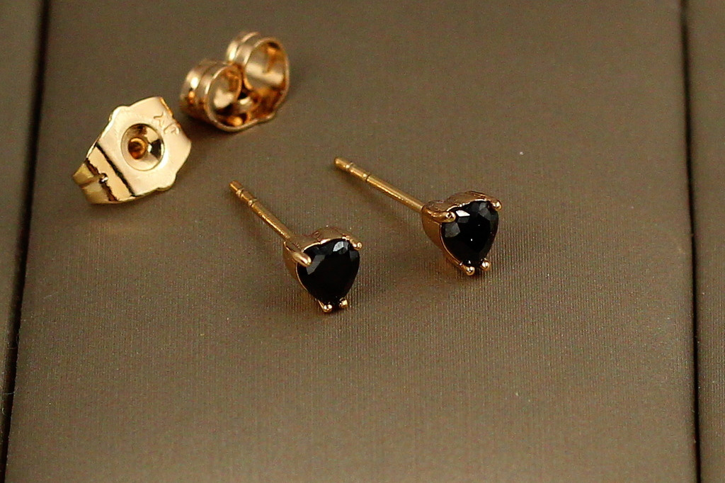 Сережки гвоздики Xuping Jewelry сердечки із чорними камінцями 4 мм золотисті