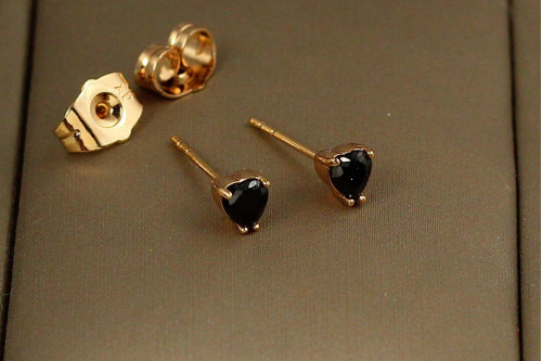 Сережки гвоздики Xuping Jewelry сердечки із чорними камінцями 4 мм золотисті