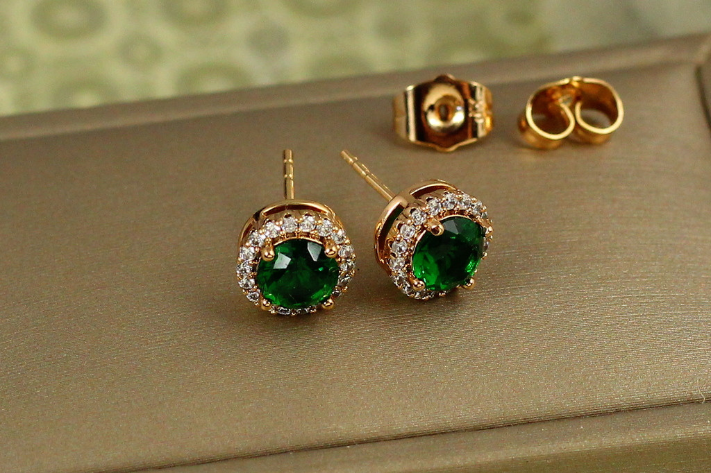 Серьги гвоздики Xuping Jewelry  зеленый камень окантовка белые фианиты 9 мм золотистые