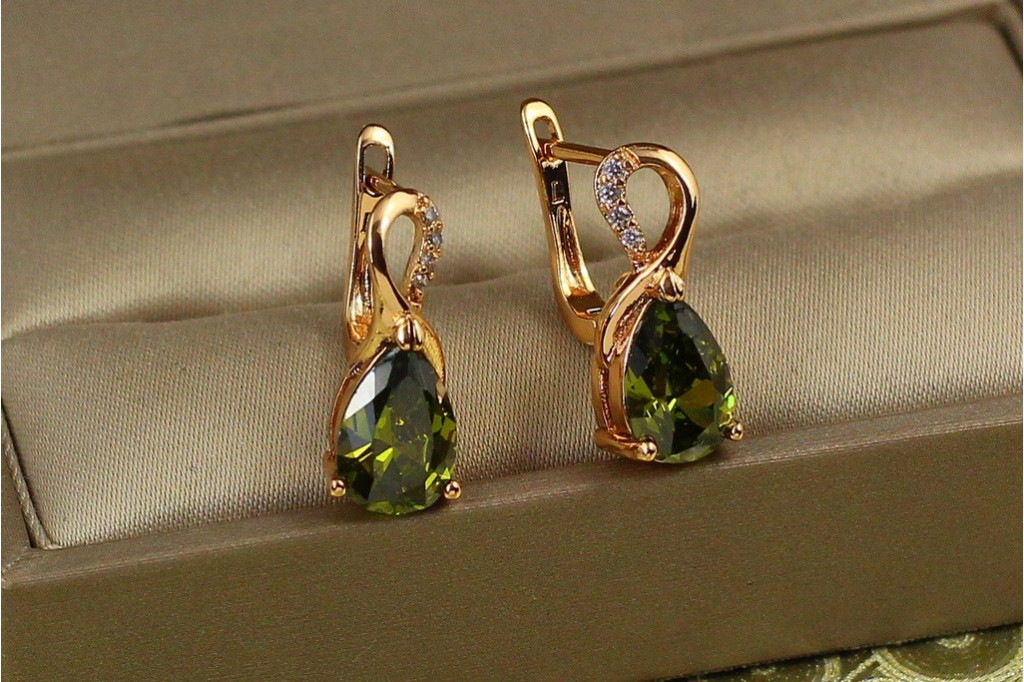 Серьги Xuping Jewelry Скандинавия с изумрудным камнем 1,8 см золотистые