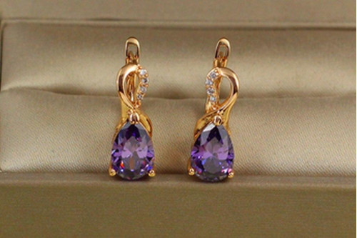 Серьги Xuping Jewelry Скандинавия с фиолетовым камнем 1,8 см золотистые