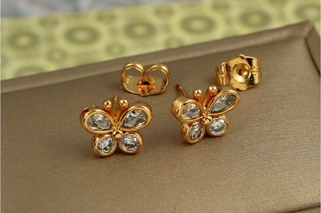 Серьги гвоздики Xuping Jewelry бабочка с камнями в ободке 1 см золотистые