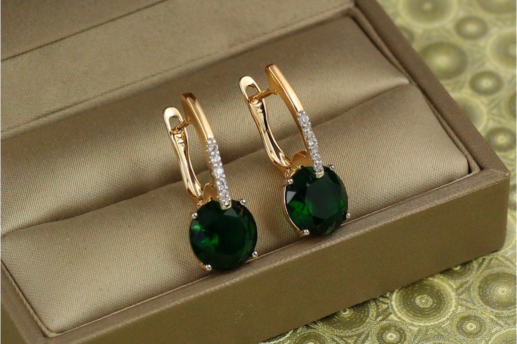 Сережки Xuping Jewelry Стрілка з родієм із великим зеленим каменем 2,7 см золотисті