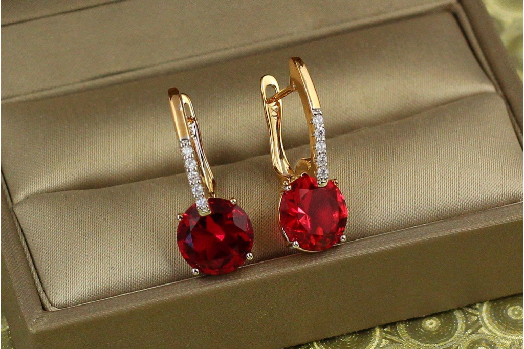 Сережки Xuping Jewelry Стрілка з родієм із великим малиновим каменем 2,7 см золотисті