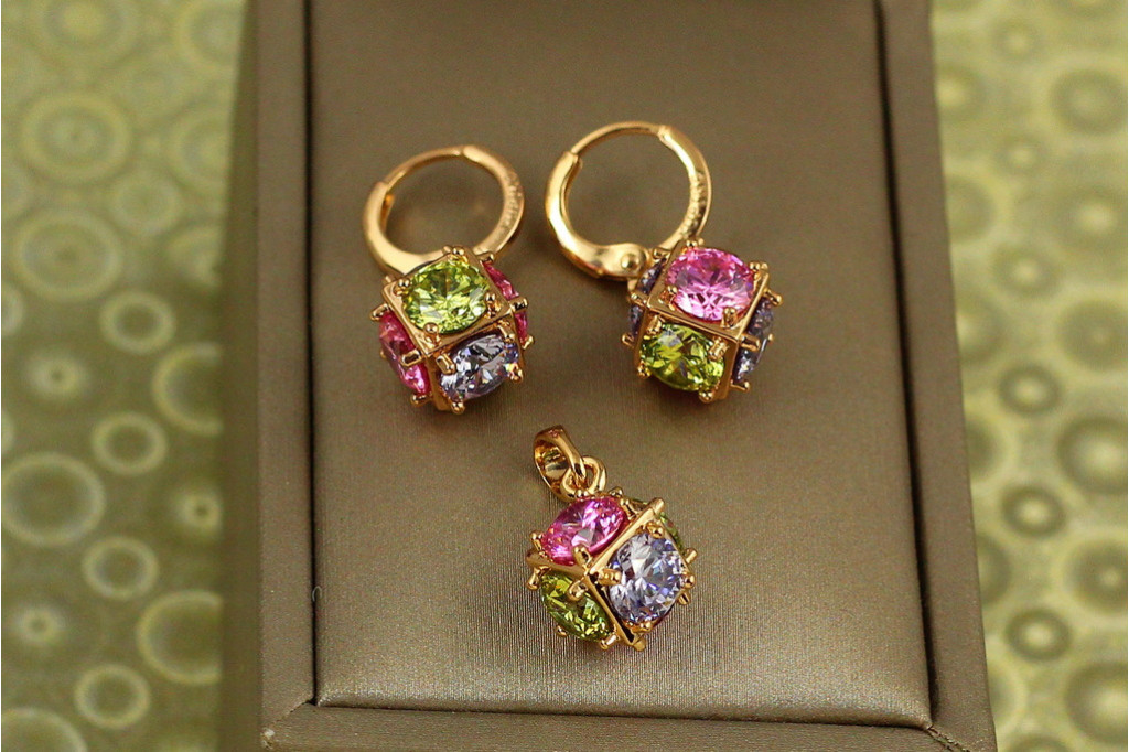 Набор Xuping Jewelry серьги и кулон кубик с разноцветными камнями 10 мм золотистый