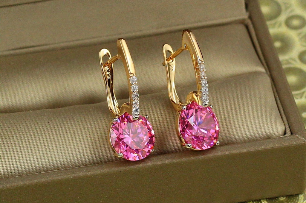 Сережки Xuping Jewelry Стрілка з родієм із великим рожевим каменем 2,7 см золотисті
