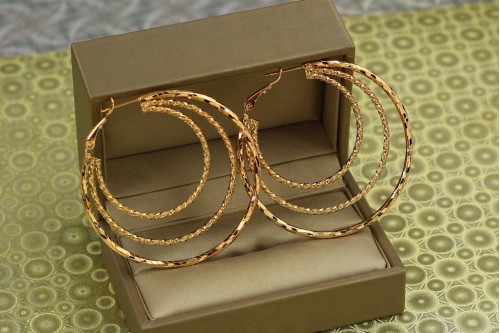 Серьги кольца Хuping Jewelry тройные граненые кольца 5 см золотистые