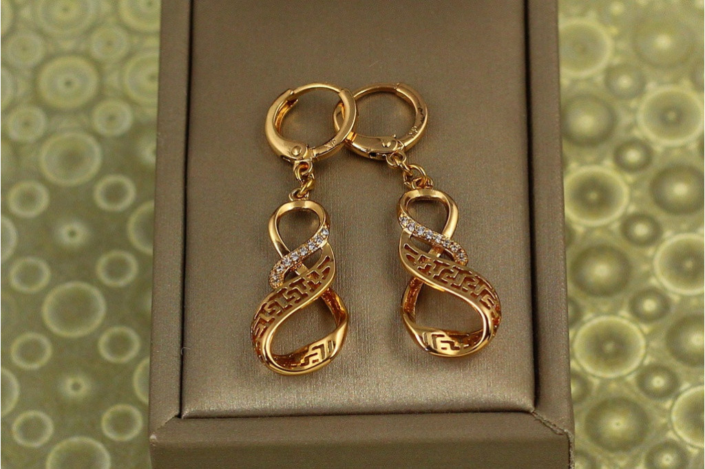 Серьги подвески Xuping Jewelry восьмерки с греческим узором 4 см золотистые