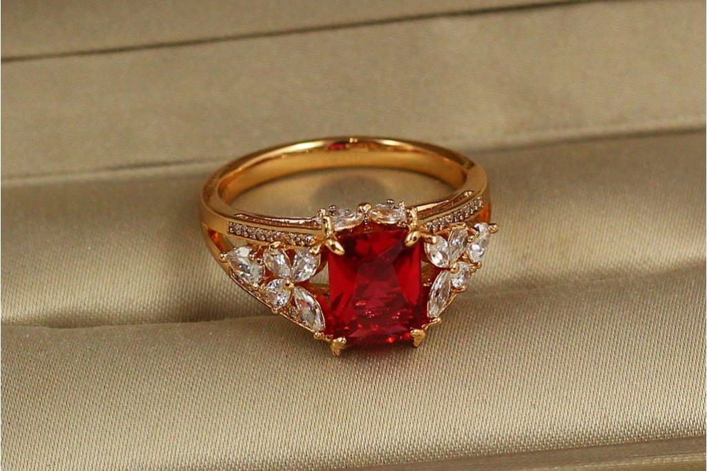 Кільце Xuping Jewelry Шедевр із малиновим р 18 золотисте