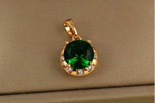 Кулон Xuping Jewelry зеленый камень в оправе из белых фианитов 11 мм золотистый