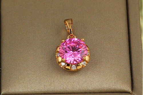 Кулон Xuping Jewelry розовый камень в оправе из белых фианитов 11 мм золотистый
