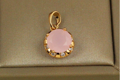Кулон Xuping Jewelry имитация розового кварца в оправе из белых фианитов 11 мм золотистый
