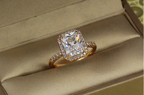 Кільце Xuping Jewelry авангард з білим каменем р 18 золотисте