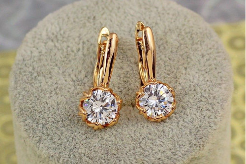 Серьги Xuping Jewelry величественная простота с белым камнем 2,3 см золотистые