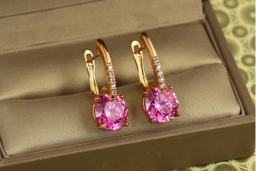 Сережки Xuping Jewelry Стрілка із великим рожевим каменем 2,7 см золотисті