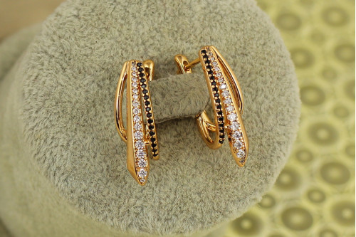 Сережки Xuping Jewelry Мандри з чорними і білими каменями 2,3 см золотисті
