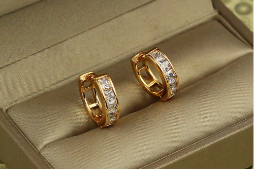 Серьги кольца Хuping Jewelry с дорожкой из квадратных камней 1,4 см золотистые