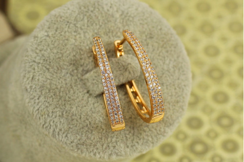 Сережки Xuping Jewelry овальні кільця з дрібними камінчиками 2,9 см золотисті