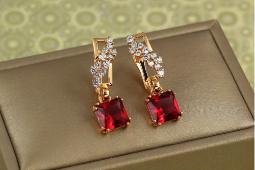 Сережки підвіски Xuping Jewelry початок з квадратними малиновими каменями 2,8 см золотисті