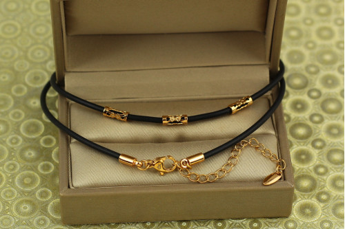Ланцюг Xuping Jewelry шнурок каучук з трьома вставками 45 см 2 мм золотистий