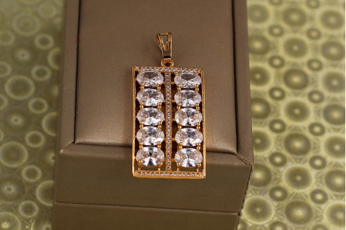 Кулон Xuping Jewelry прямоугольник белые камни в два ряда 3,2 см золотистый
