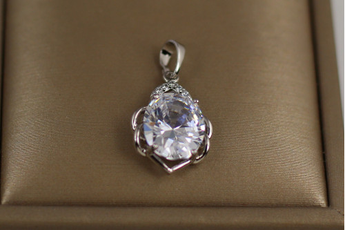 Кулон Xuping Jewelry Сицилия с белым камнем 1,9 см серебристый
