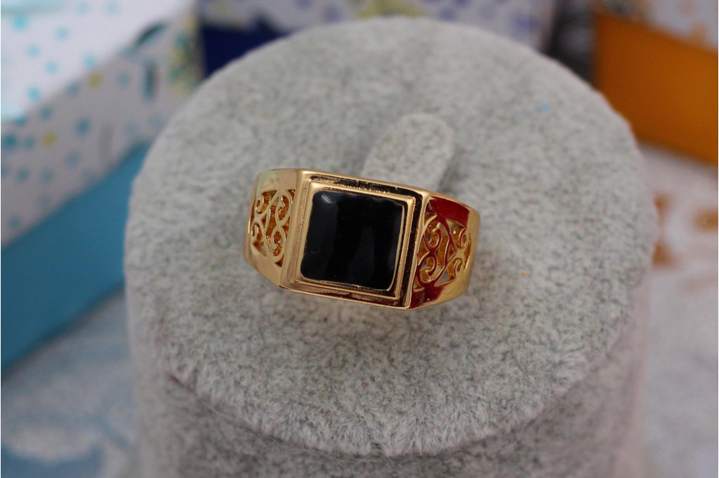 Печатка Xuping Jewelry 19,24 чорний квадрат з завитками з боків золотиста