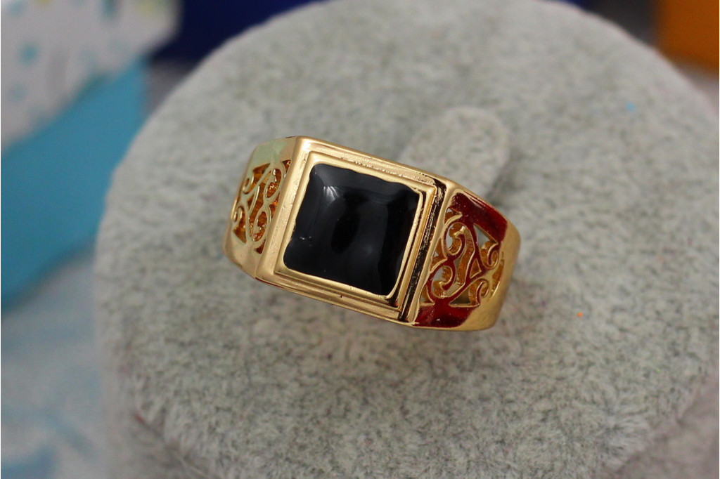 Печатка Xuping Jewelry 19,24 чорний квадрат з завитками з боків золотиста